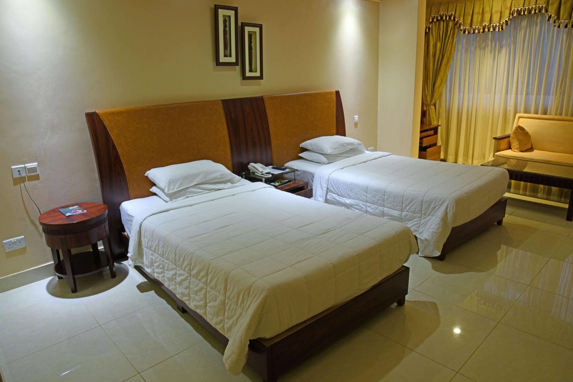 Imperial Golf View Hotel Entebbe Buitenkant foto