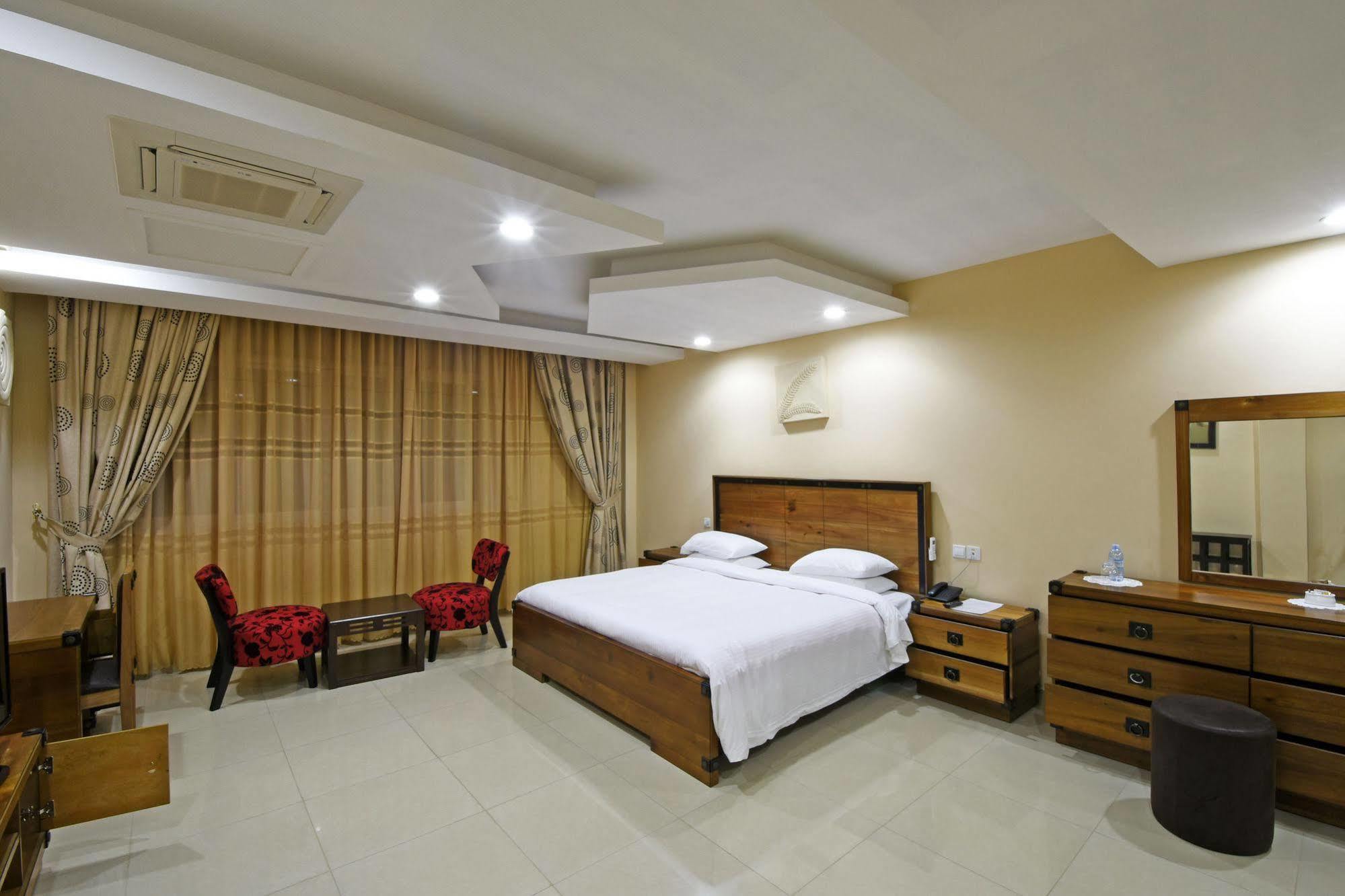 Imperial Golf View Hotel Entebbe Buitenkant foto